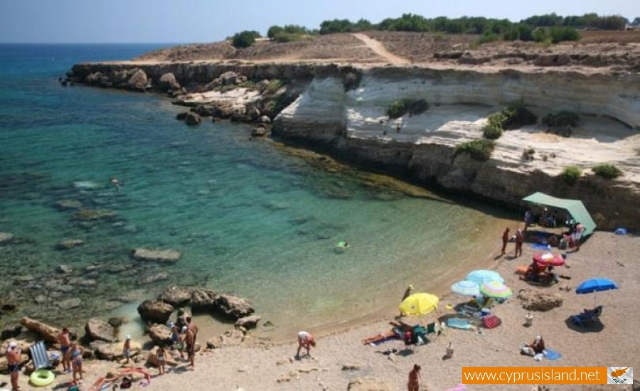 pezounospylioi beach